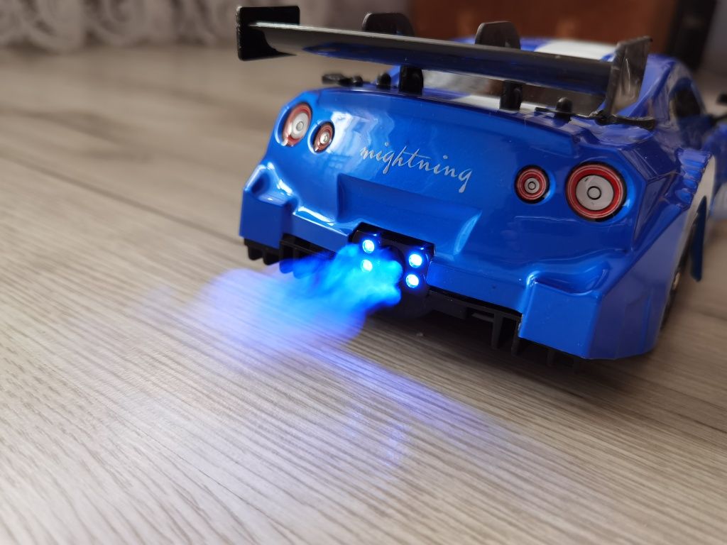 Samochód RC do Driftu Nissan GTR R35 4WD14 1:16 Drift Spec nitro dym