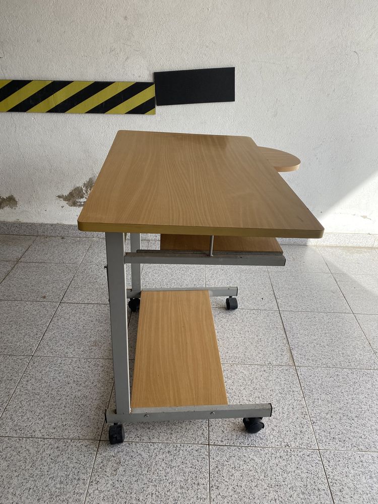 Mesa de trabalho com rodas