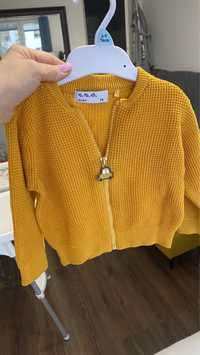 Musztardowy żółty sweterek r. 74 zapinany 5-10-15