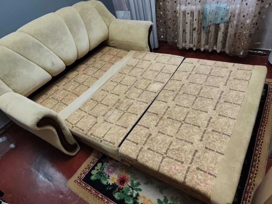 Продам диван в доброму стані.