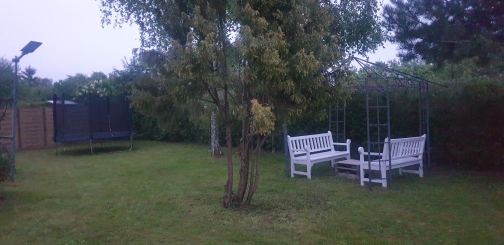 Stylowa ławka ogrodowa drewniana biała