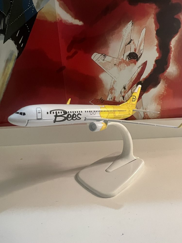 Модель самолета Bees Airline boeing 737-800