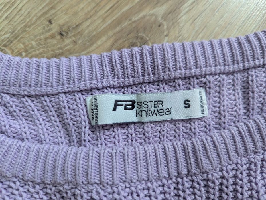 Fioletowy sweter z warkoczami