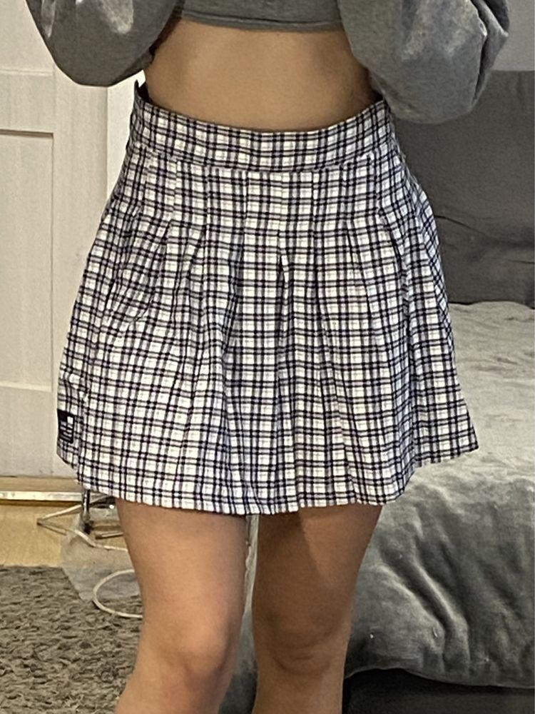 Plisowana spódnica mini w kolorze fiołkowym w kratę