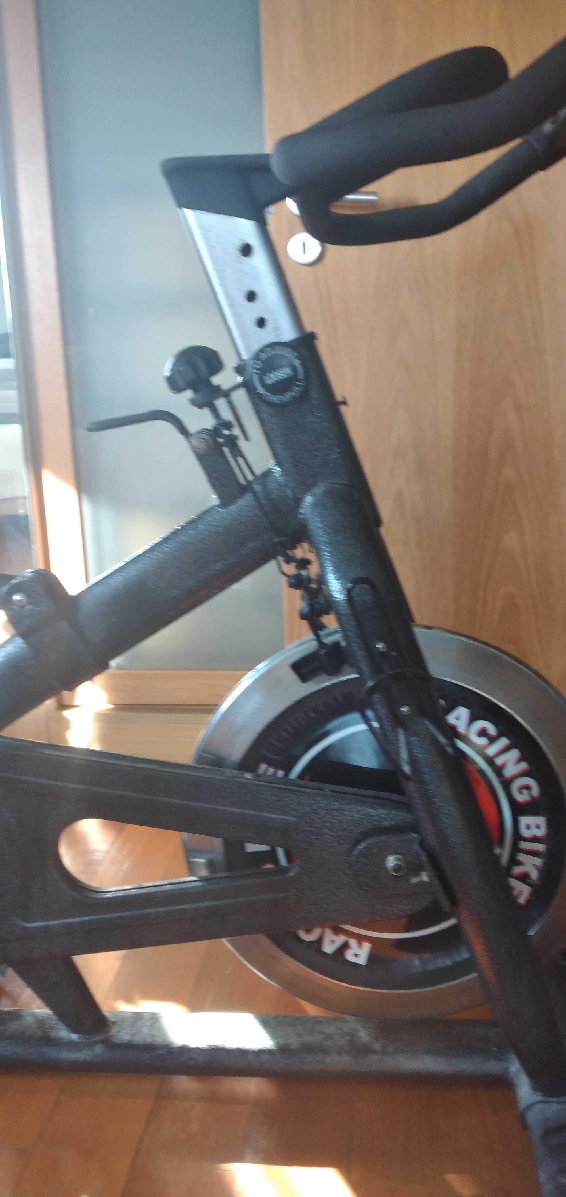 Bicicleta estática de ginasio, boa para treinar em casa.