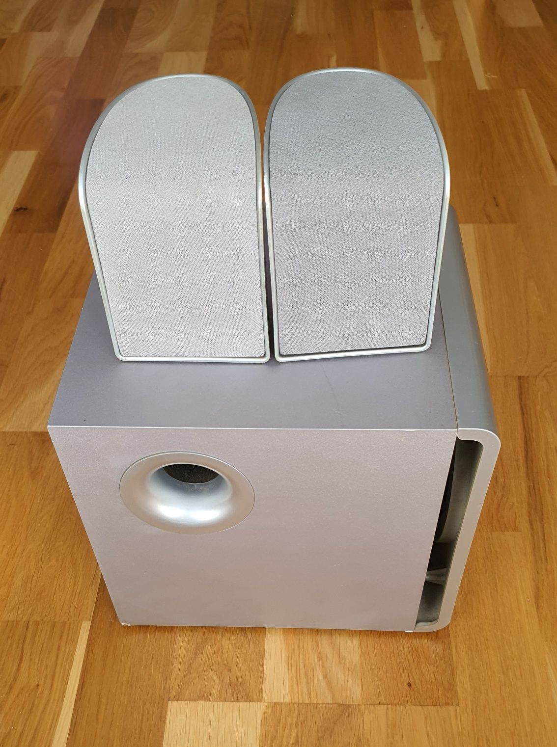 Dwa głośniki i  subwoofer