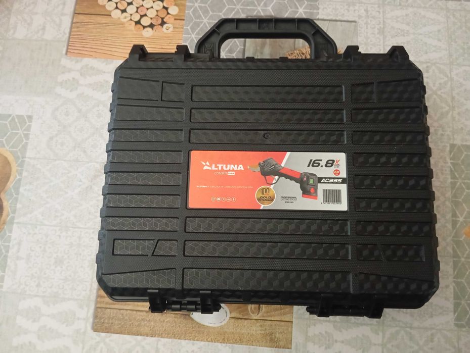 Tesoura poda bateria altuna acb35  2 baterias com autonomia 4 h cada