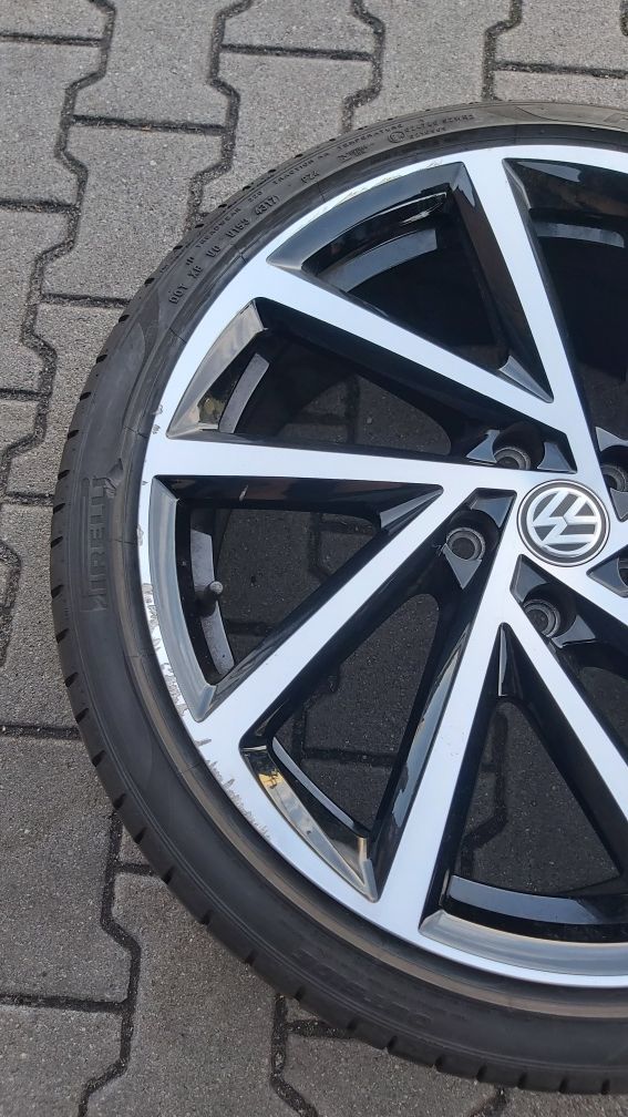 Koło  VW Golf 7 GTI R19  235/35R19 Pirelli P Zero