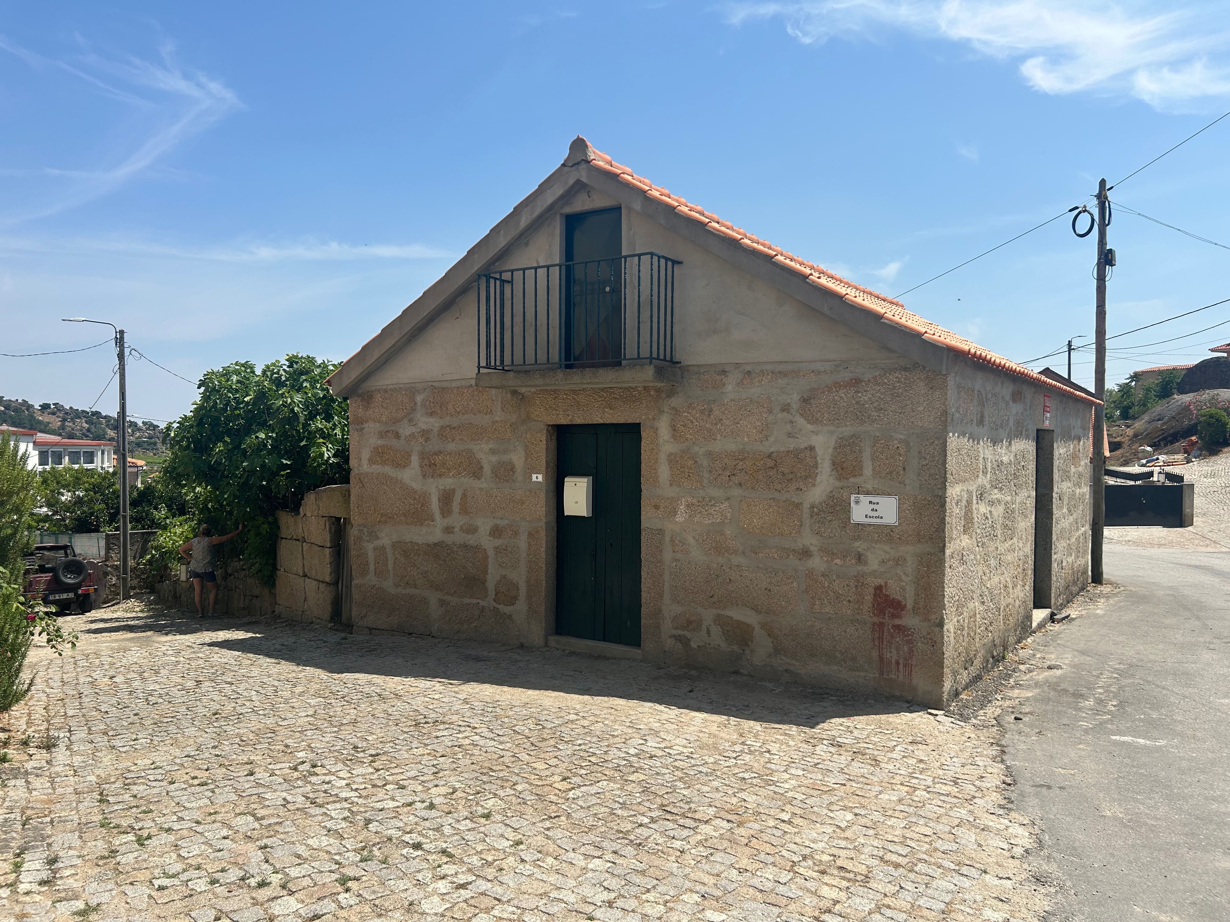 Casa com terreno na aldeia de Campelos, Carrazeda de Ansiaes