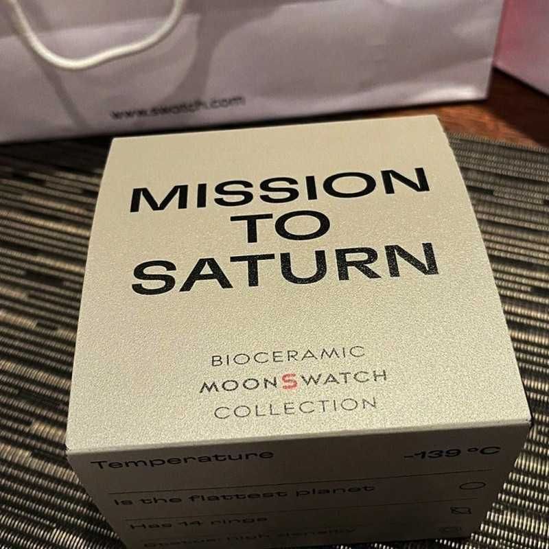 Omega x Swatch SO33T100 Saturn - Detale Saturnu w Designie
