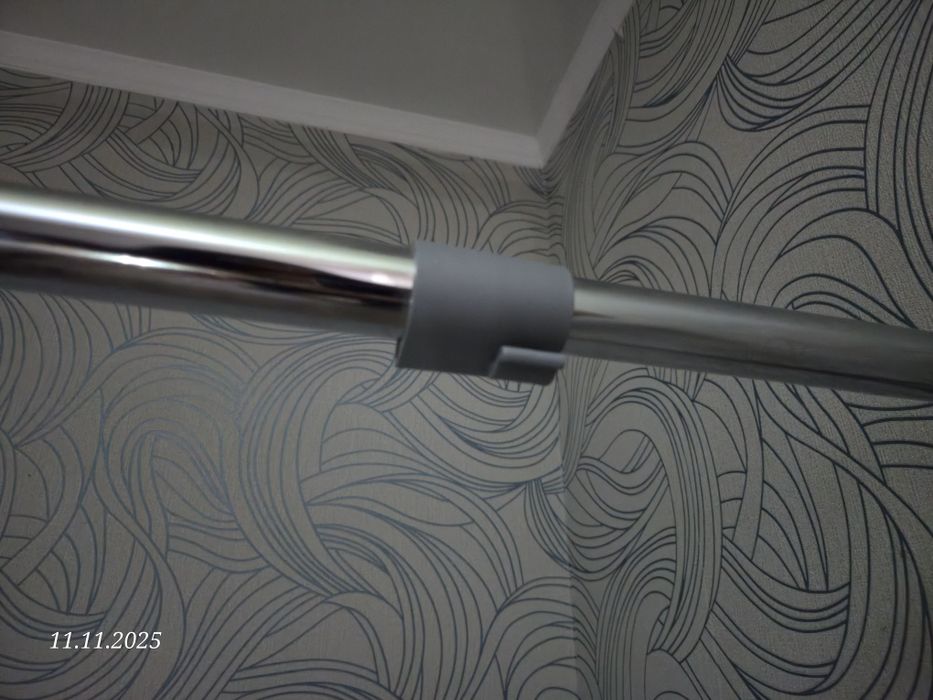 Телескопічна підлогова вішалка (стійка) на коліщатках для одягу