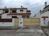 Casa T5 com anexos e pátio