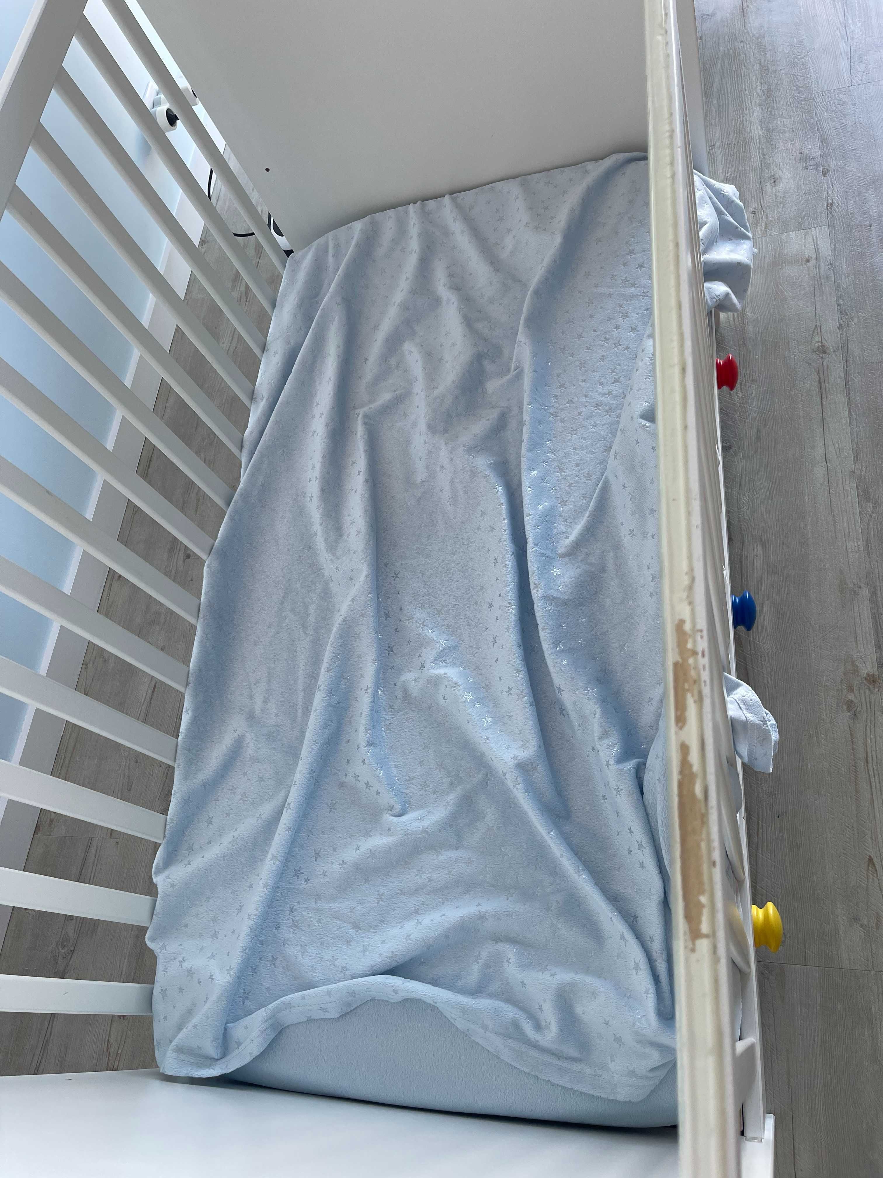 Berço branco, 60x120 cm, com colchão viscoelástico reversível.