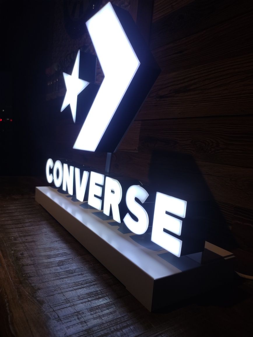 Reklama plafon neon Converse gadżet podświetlany