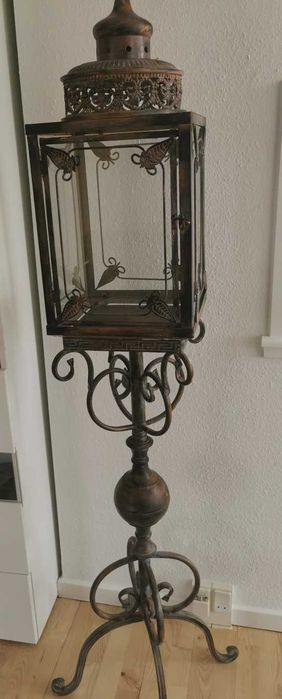metalowy lampion -dekoracyjny .