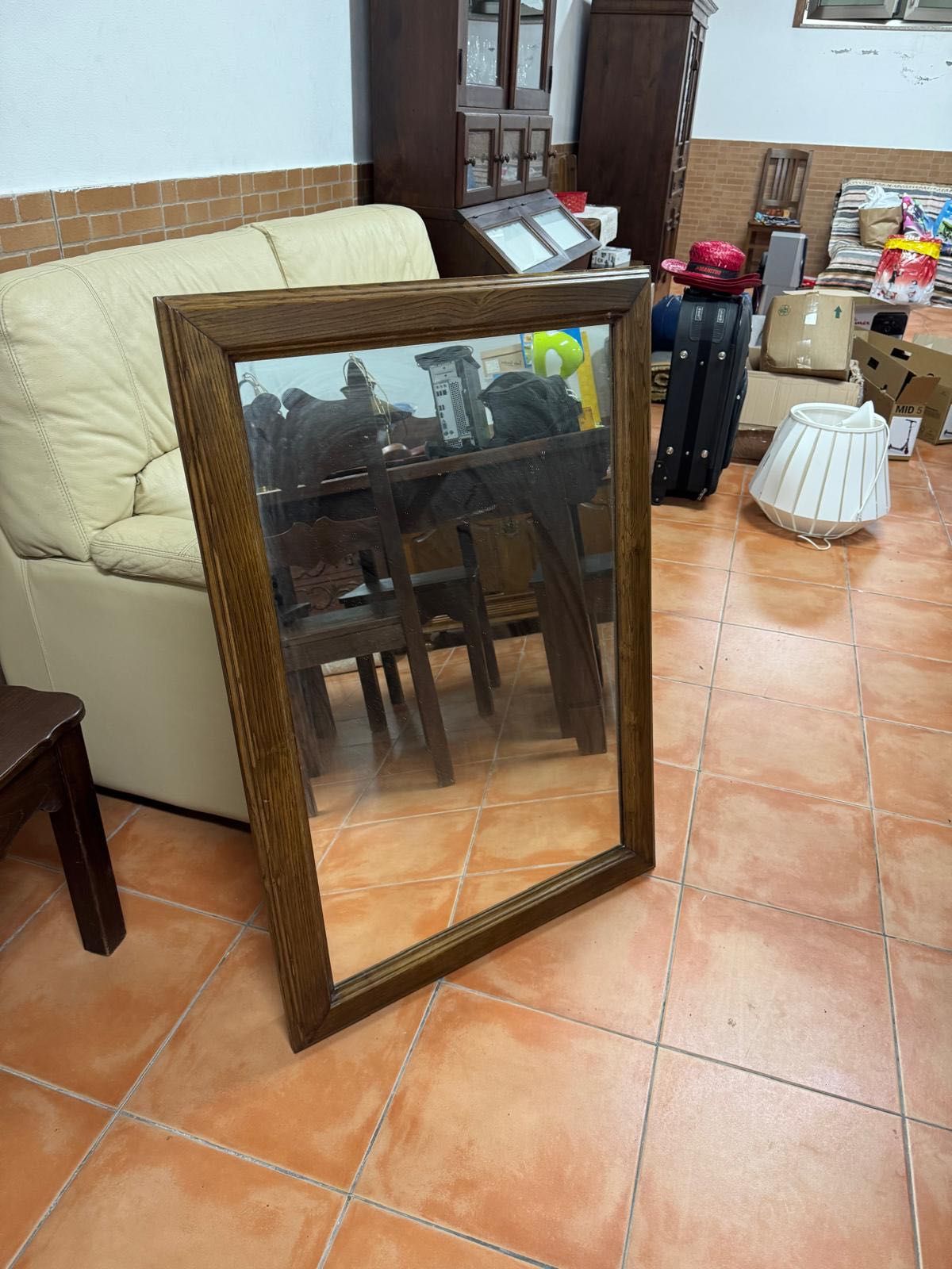 Espelho com moldura em madeira