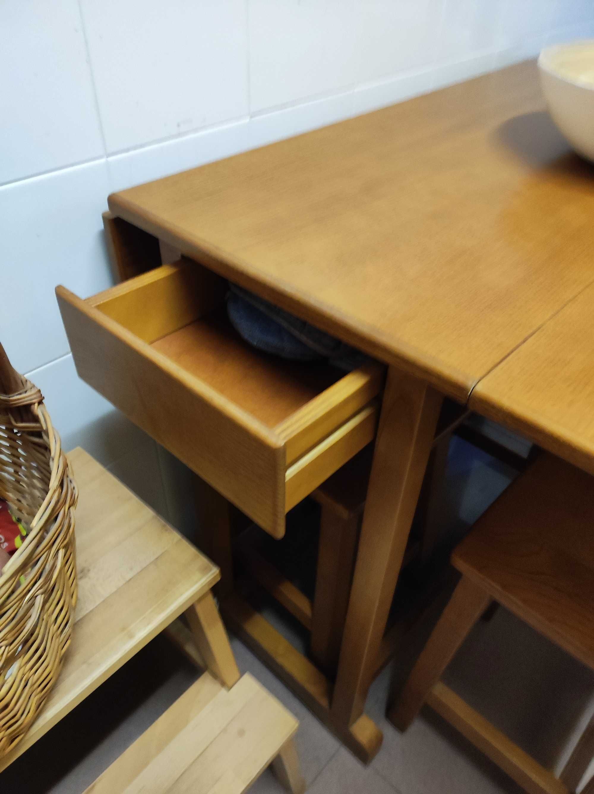 Mesa de cozinha e 4 bancos
