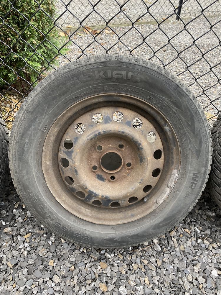 Dwie opony zimowe 195/65 R15 Nokian WR D4 z 2019 roku