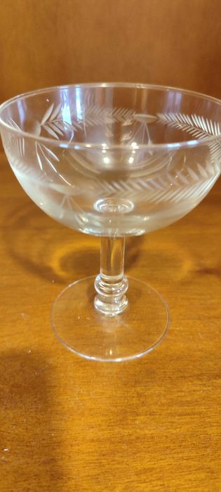 Taças de champanhe vintage em vidro.