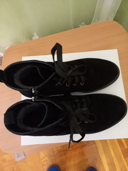 Зимове  жіноче  замшеве  взуття  на  цегейці, у  відмінному  стані.