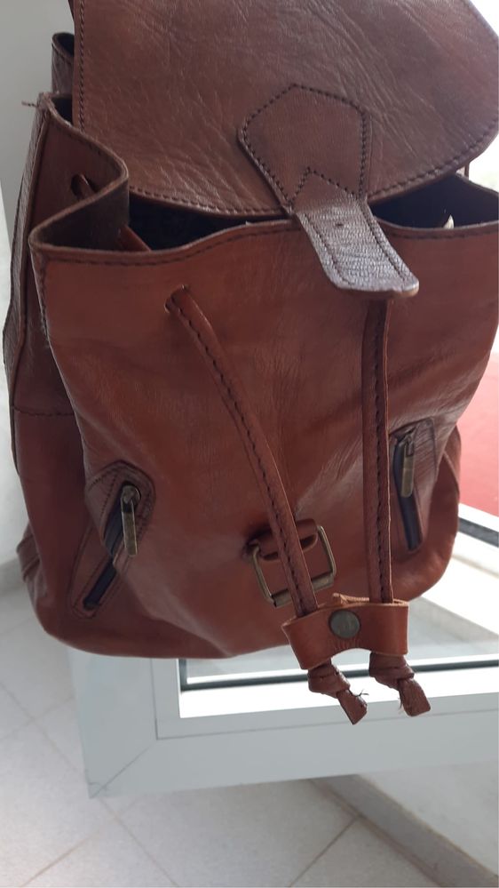 Mochila castanha em pele como nova