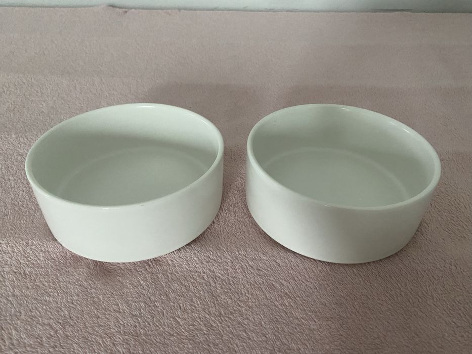 Białe miski ceramiczne dla psa kota z drewnianym stojakiem gratis
