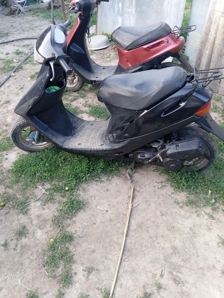 В продаже тры мопеда по десять тысяч не большой торг .
