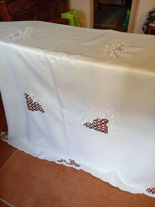 Obrus z haftem richelieu