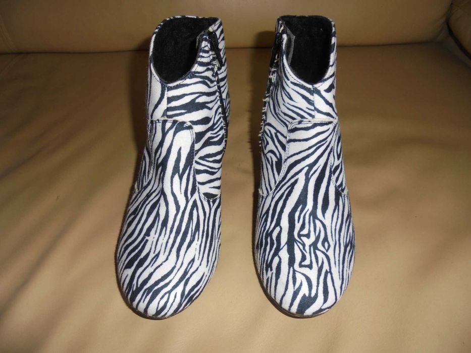 Botins de senhora cor branco e preto