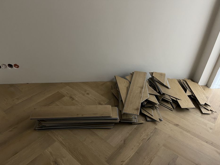 Ścinki z paneli winylowych jodełka