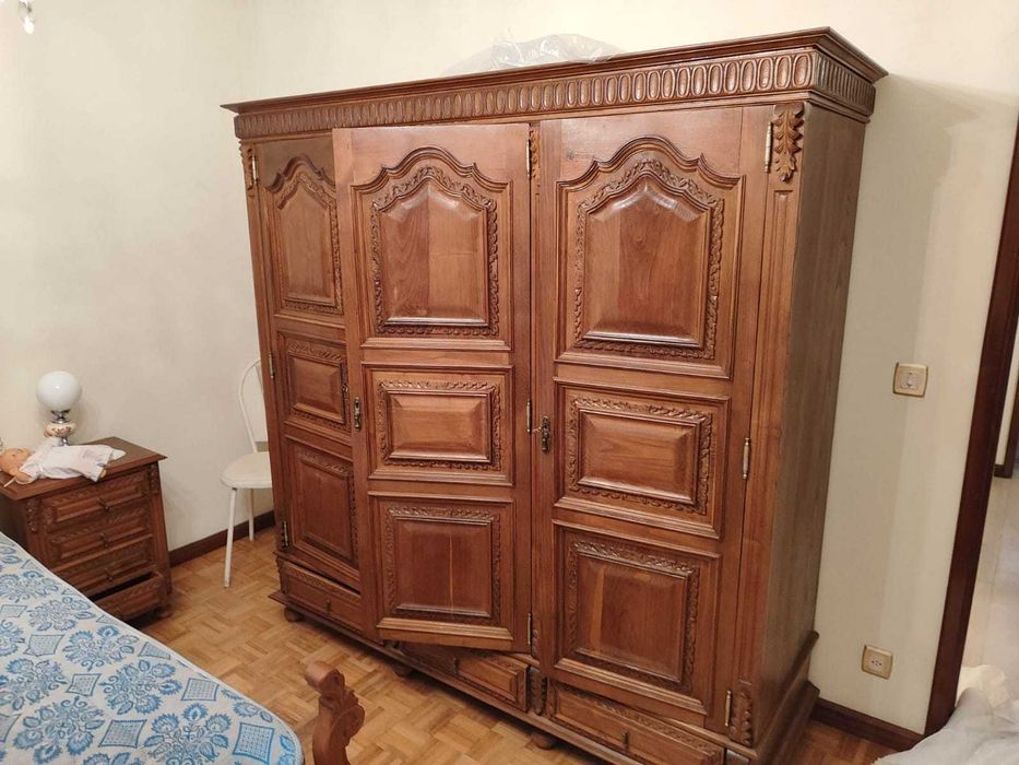 Quarto completo antigo com guarda vestidos 3 portas