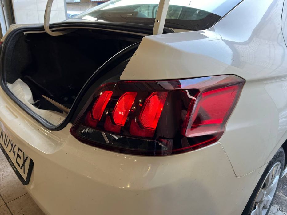 Ліхтар, фонарь Peugeot 301