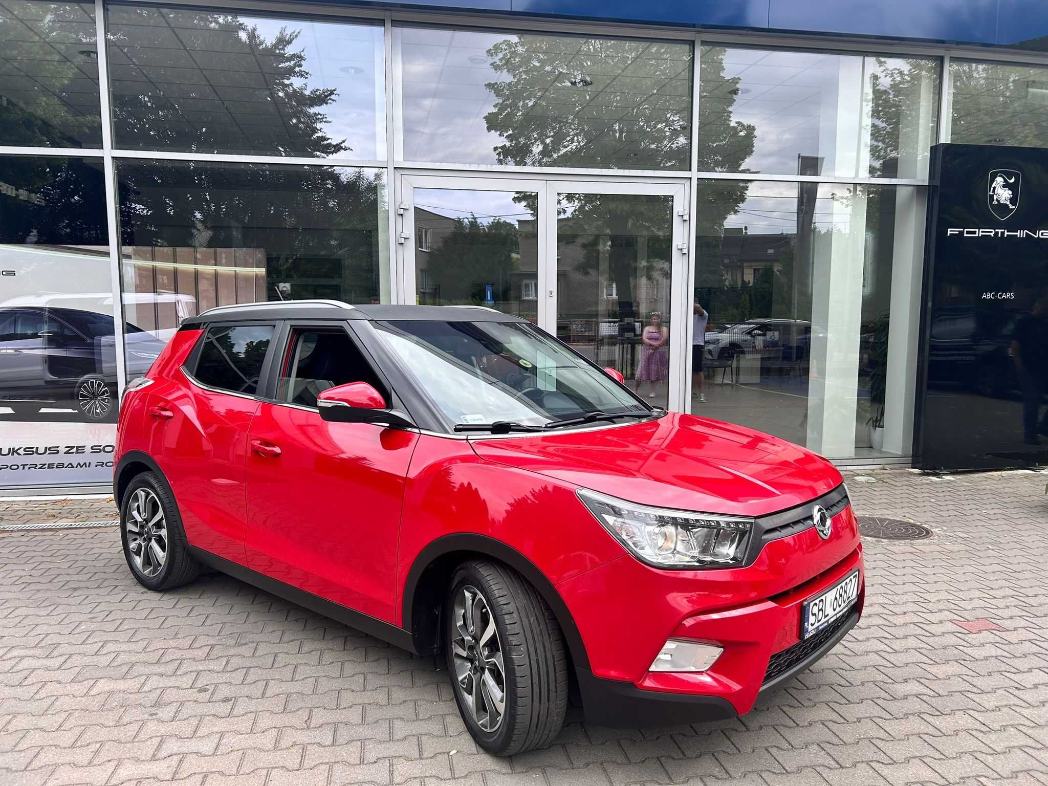 SsangYong Tivoli 1.6 130KM LPG czerwony z czarnym dachem