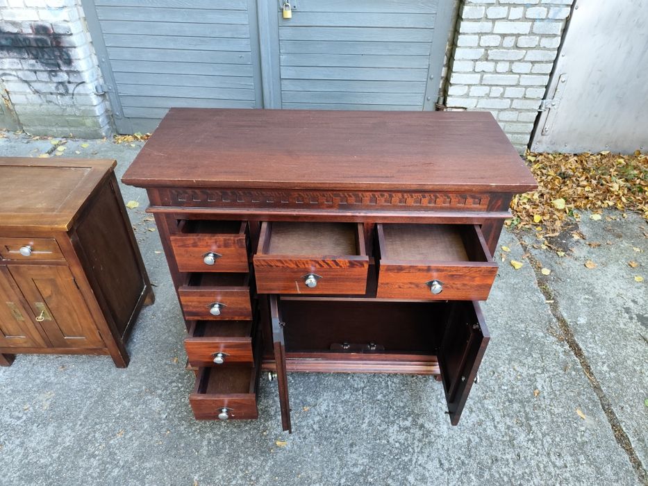 Dwie drewniane komody