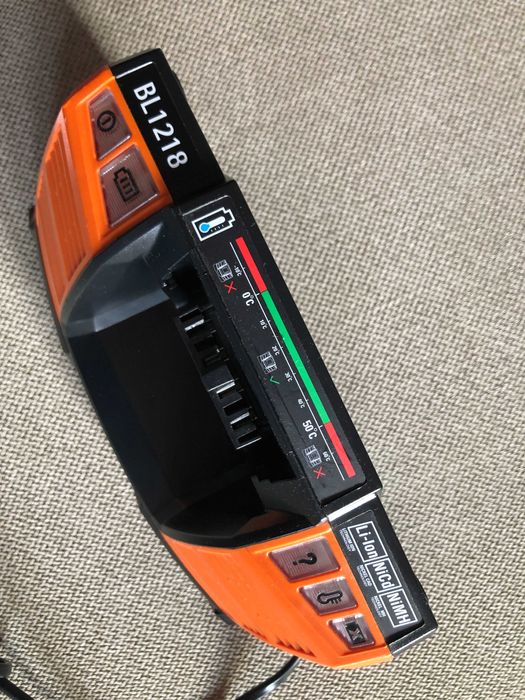 Carregador de baterias AEG 18V como novo