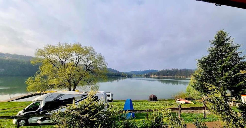Pole namiotowe Camping Bieszczady nad jeziorem Solina Zawóz