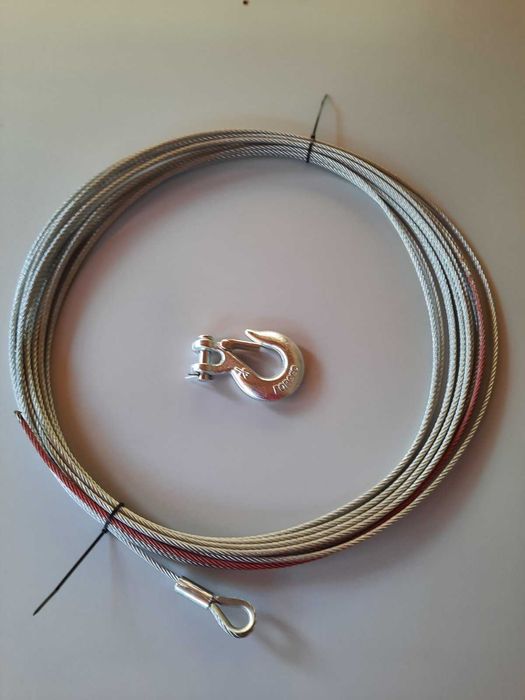 Трос, крюк и направляющая для лебедки.