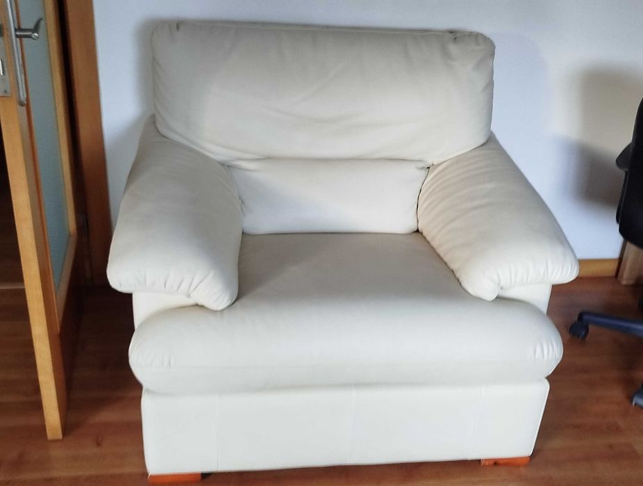 Conjunto de sofás em pele sintética (BAIXA DE PREÇO)