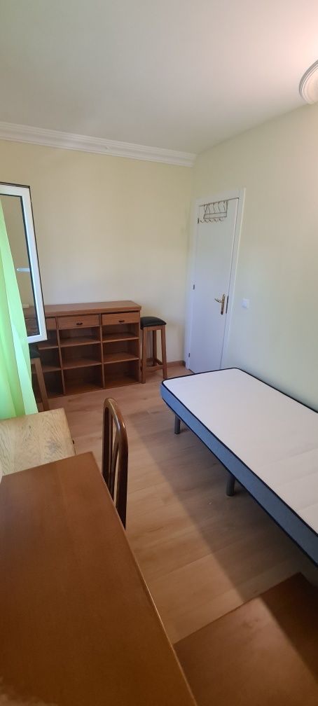 Sao Domingos de Rana Tires/ Quarto  para Arrendar