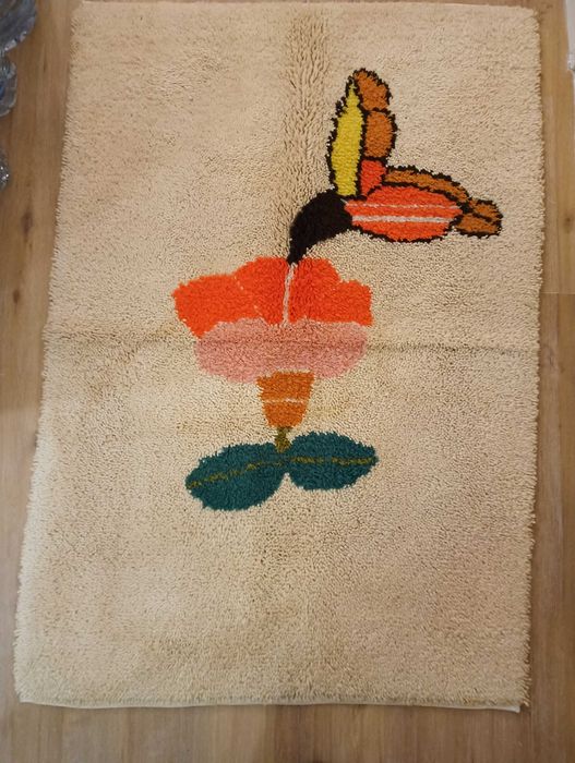 Tapete feito manualmente em lã