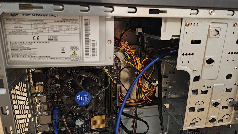 PC Komputer stacjonarny Intel core i3 z monitorem AOC