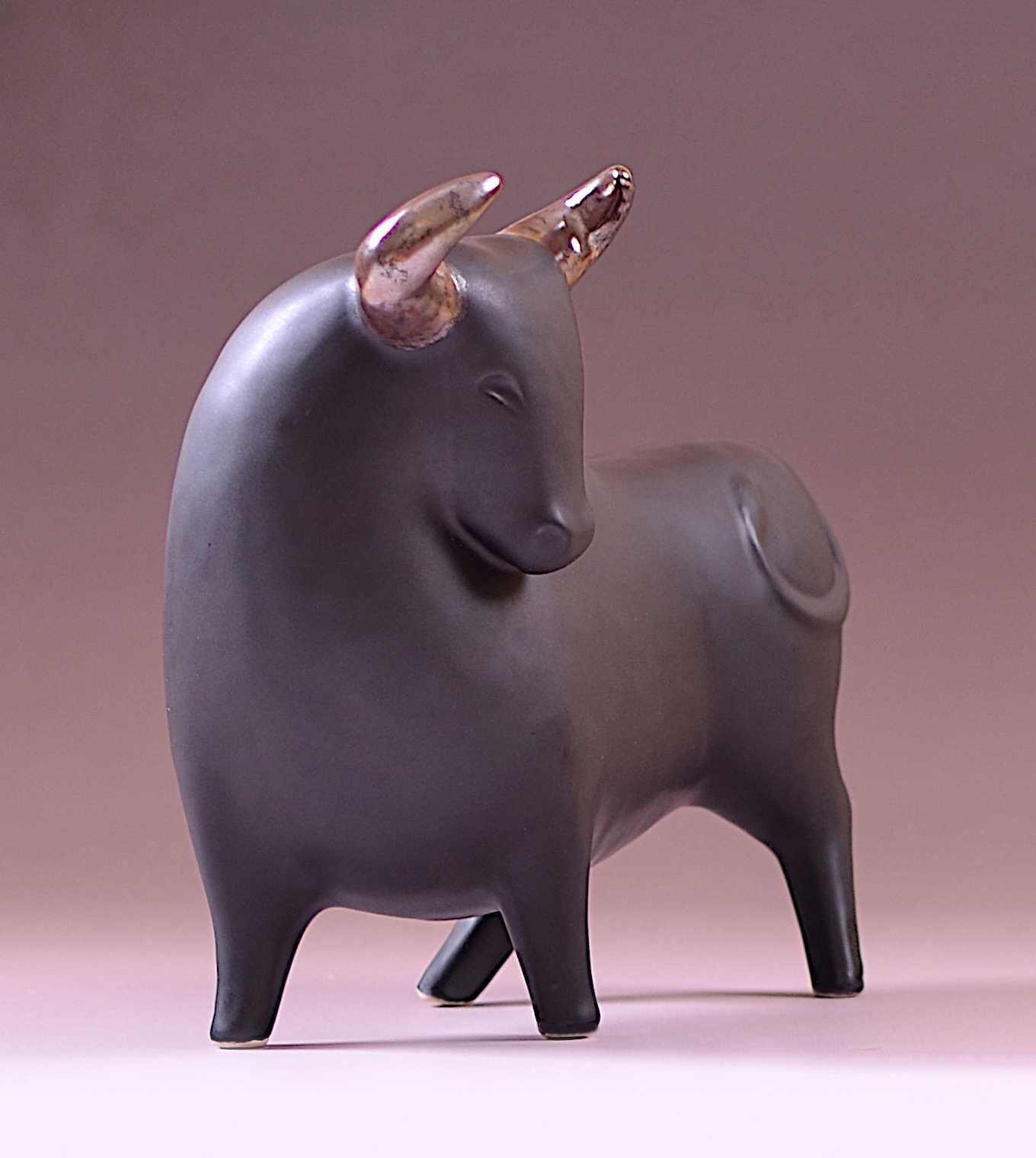 Ceramiczny byk, rzeźba byka, figurka byka