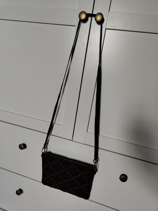 Czarna skórzana torebka