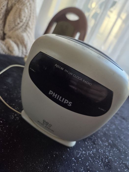 Zegarek budzik z radiem