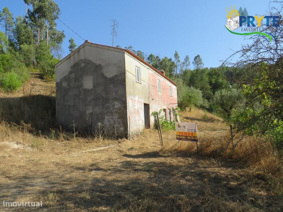 Quintinha composta por casa de dois pisos situada perto da Sertã