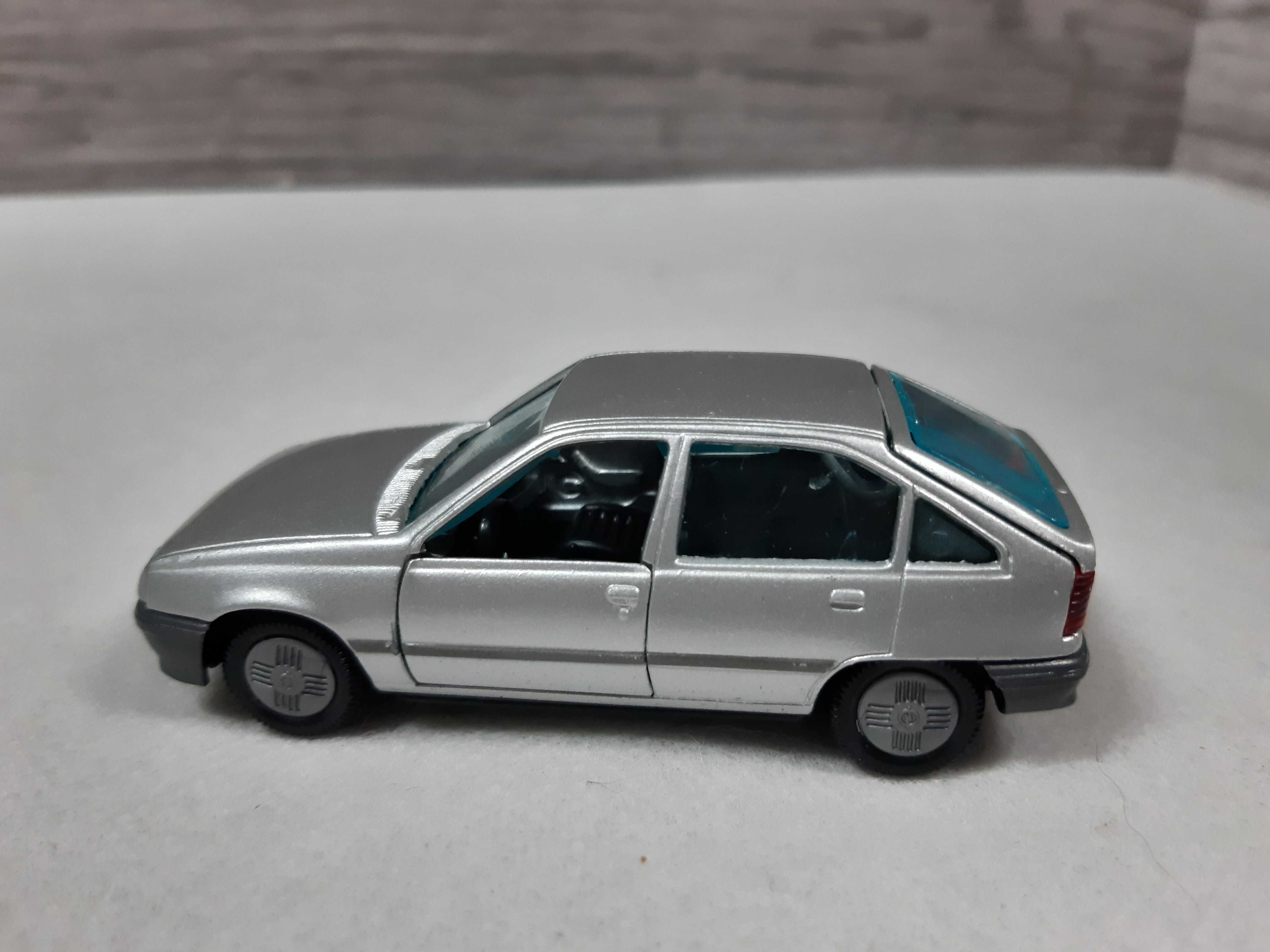 Miniatura Opel Kadett Gls
West Germany , escala 1.43 - 9cms.