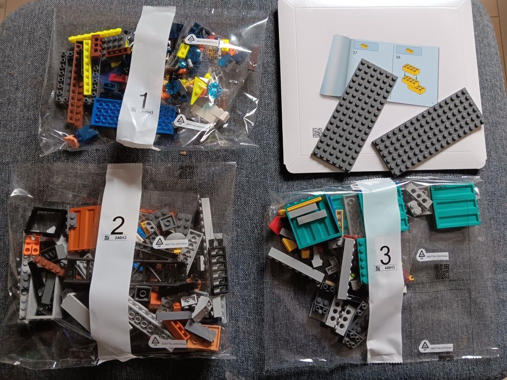 LEGO 60417 - Policyjna motorówka i kryjówka złodziejaszków - opis