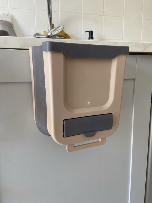 Mini caixote de lixo para pendurar.