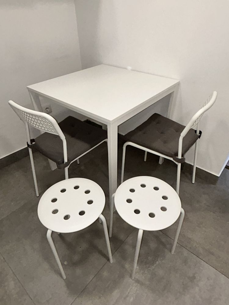 Mesa + duas cadeiras e 2 bancos