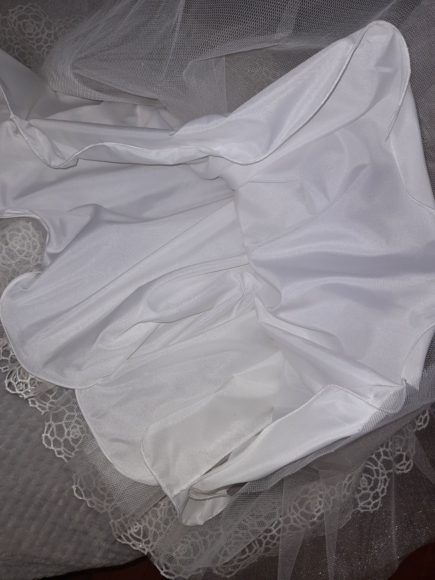 Продам очень красивое нарядное белое платье для детского утренника